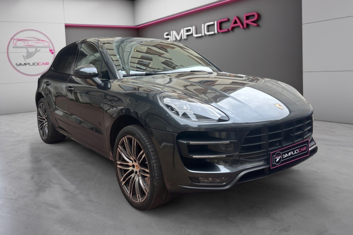 PORSCHE MACAN